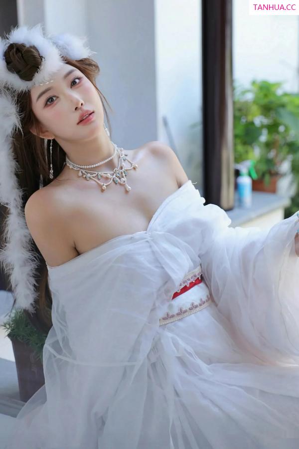   [XiuRen]高清写真图 2025.10.09 No.10843 金允希Yuki 低胸长裙第24张图片